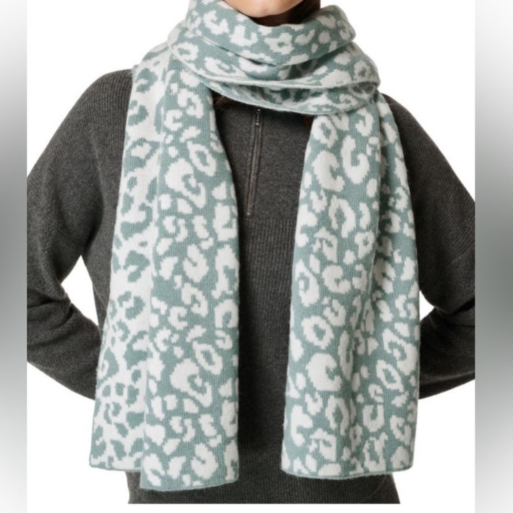SWEATY BETTY WOOL ALPACA BLEND ANIMAL PRINT JACQUARD SCARF BLUE WITH WHITE NWT